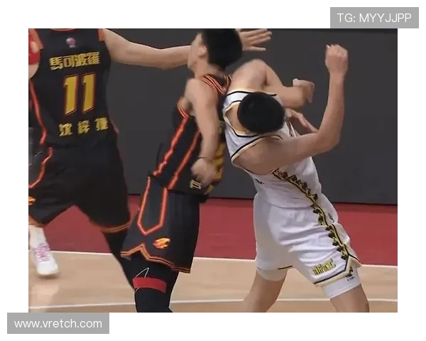 胡金秋抢篮板被判违体犯规裁判回看升级